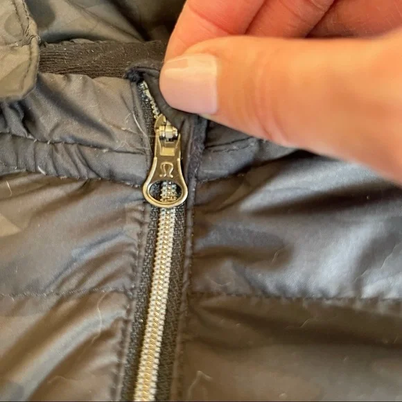 Lululemon | Spring Fling Puffy Vest | Lotus Camo Black | Size 2 - Picture 11 of 12